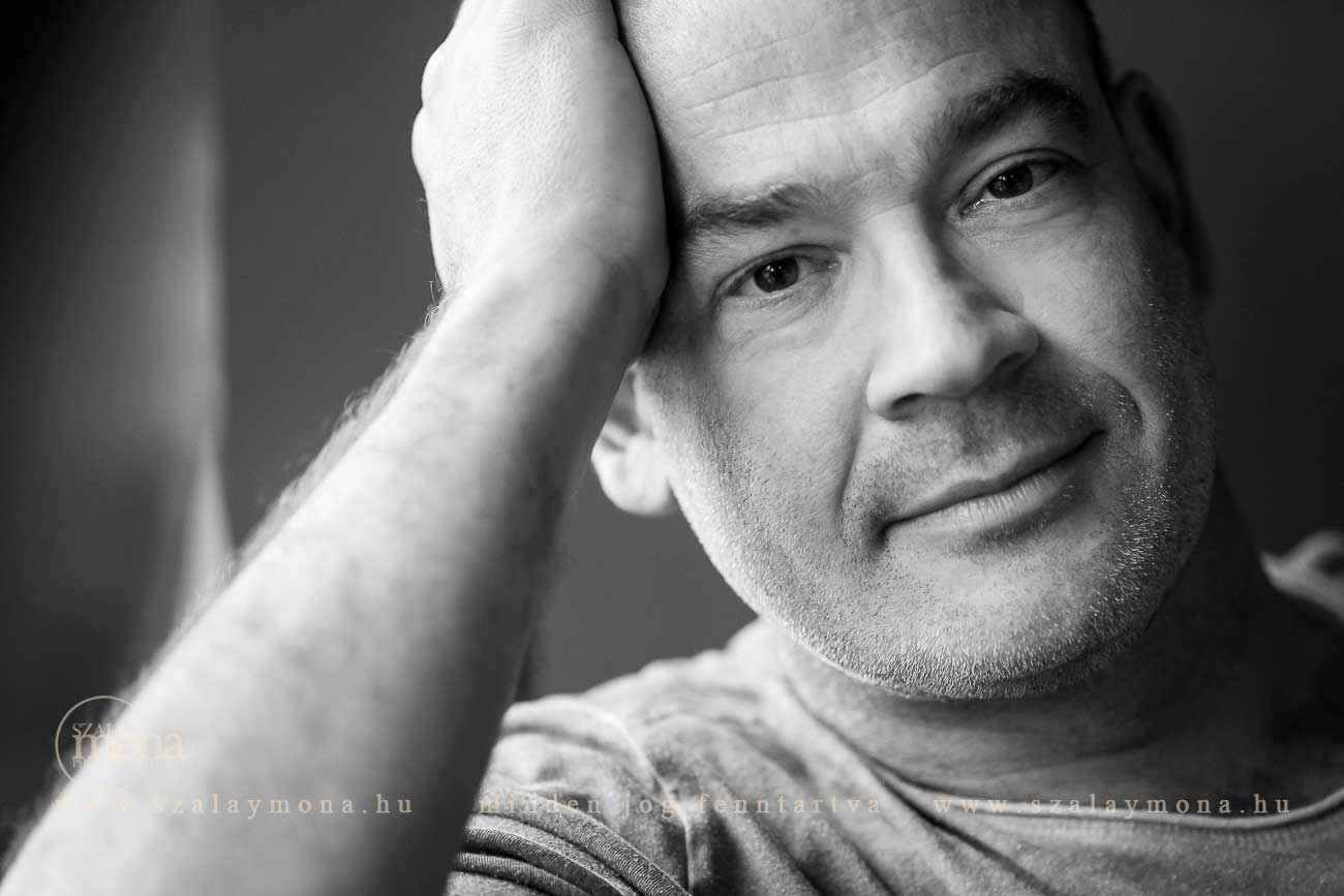 Galambos Péter színművész, Szalay Mona portréja, művészportré