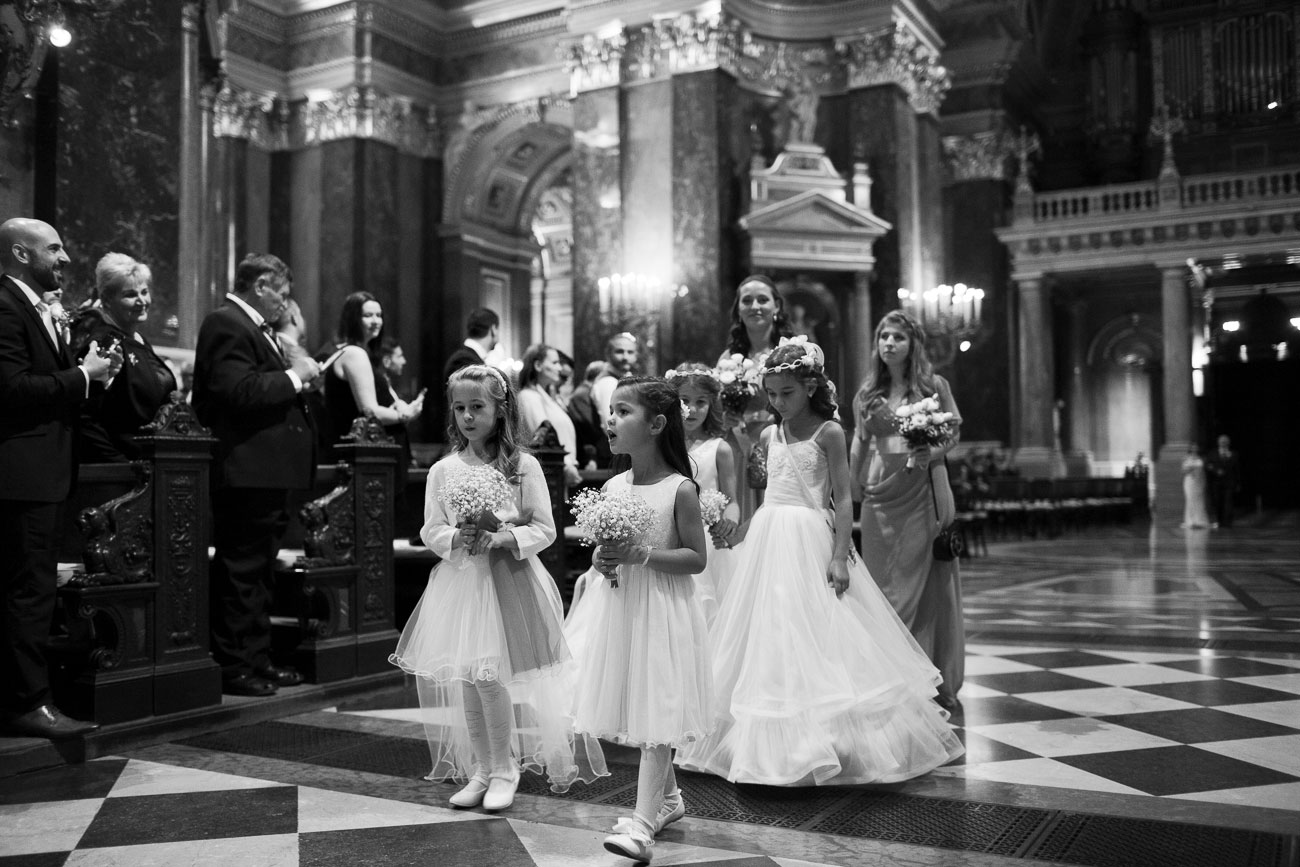 esküvőfotózás templomi szertartás, bevonulás